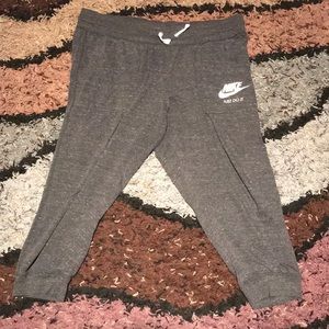 Nike Women’s Gym Vintage Capri Heathered Grey